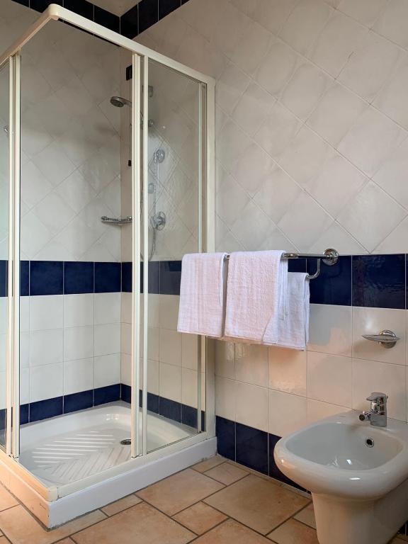 A bathroom at Hotel Lory Ficarolo