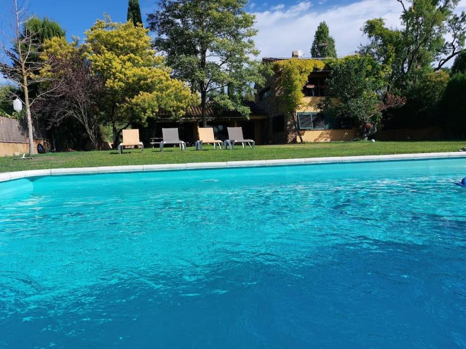 een zwembad met blauw water voor een huis bij Villa Ana en Camallera (Alt Empordà) in Camallera