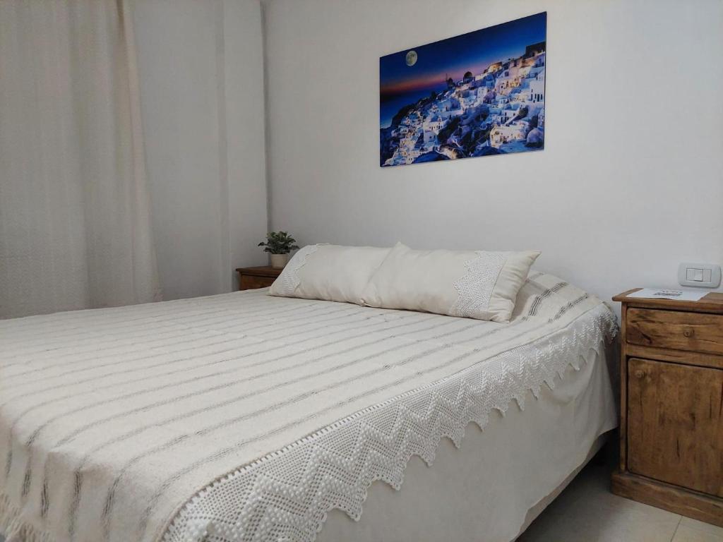 1 dormitorio con 1 cama y una foto en la pared en Casa Boutique Buenos Aires, Desayuno y Traslado Gratis Aeropuerto Ezeiza en Buenos Aires