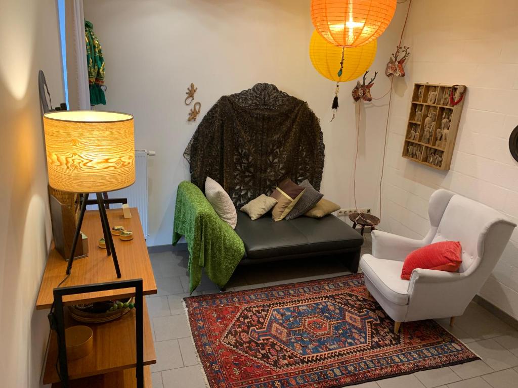 sala de estar con sofá y silla en Le Pavillon de Flore by Maison Brasseurs d'Etoiles en Lieja