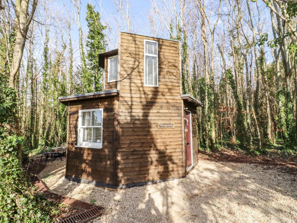 une petite maison au milieu des bois dans l'établissement Honeycombe, à Blandford Forum