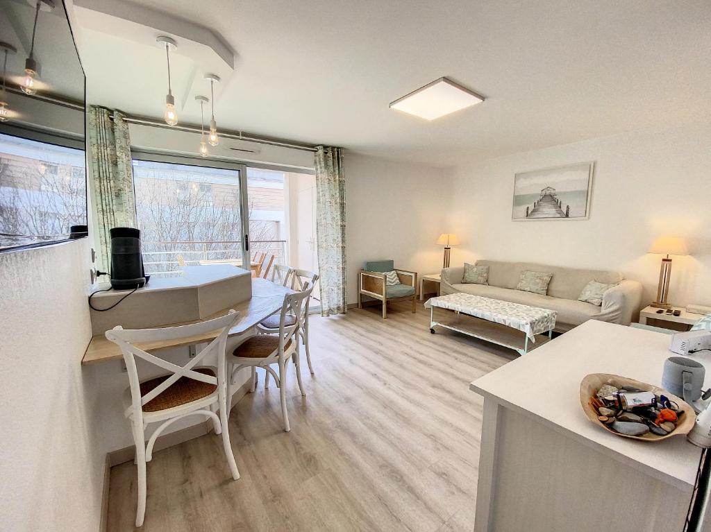une cuisine et un salon avec une table et des chaises dans l'établissement A303- Appartement 3 pieces 4 personnes- Le Crystal, à Cagnes-sur-Mer