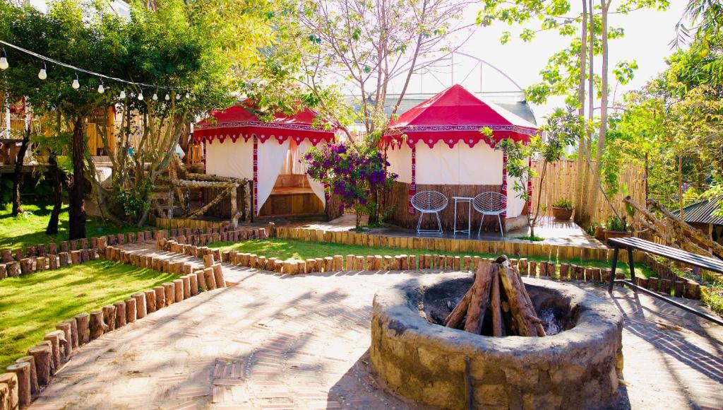 Vườn quanh Hoàng Gia Trang
