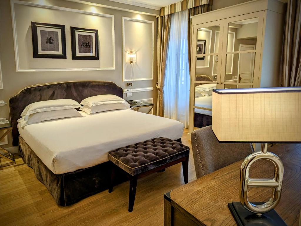 Postel nebo postele na pokoji v ubytování FH55 Hotel Calzaiuoli