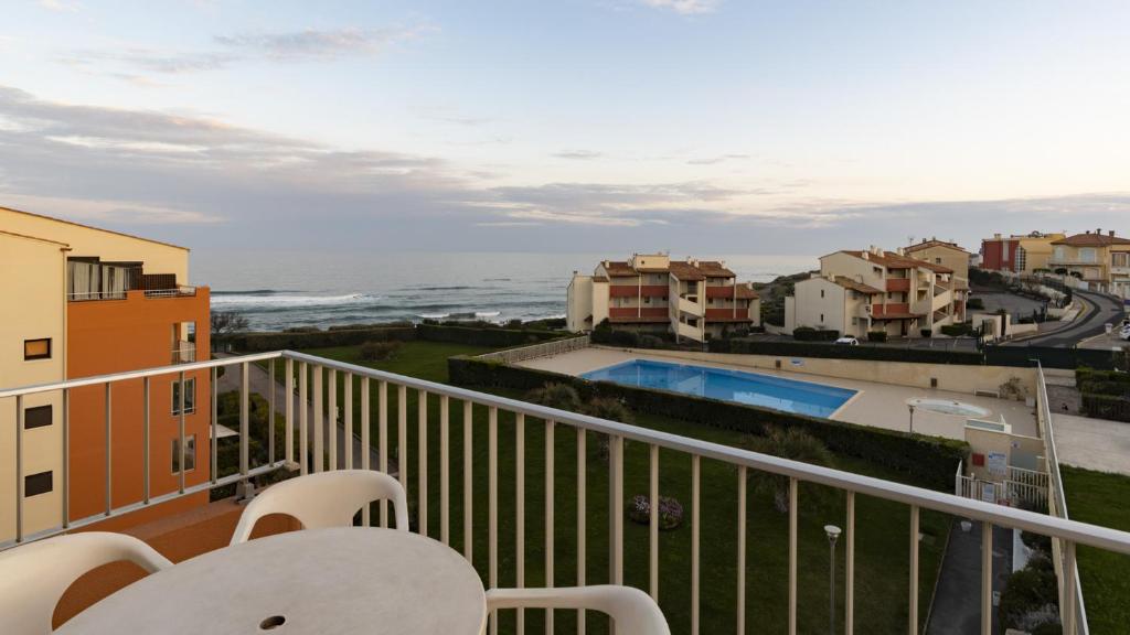 un balcon avec vue sur l'océan dans l'établissement Les Indes Galantes- 70D- Studio vue mer- 4 pers, au Cap d'Agde