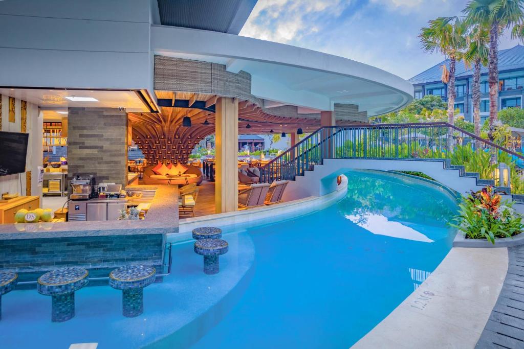 Bazén v ubytování Courtyard by Marriott Bali Nusa Dua Resort nebo v jeho okolí