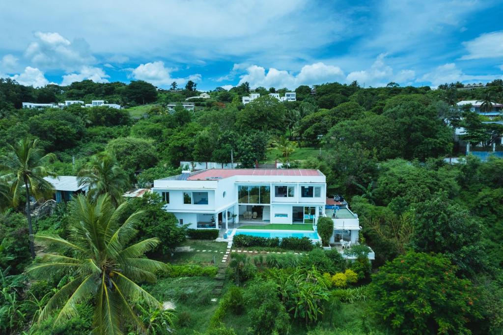 - une vue aérienne sur une maison dans la forêt dans l'établissement villa piscine à louer a DIEGO SUAREZ. MADAGASCAR, à Diego Suarez