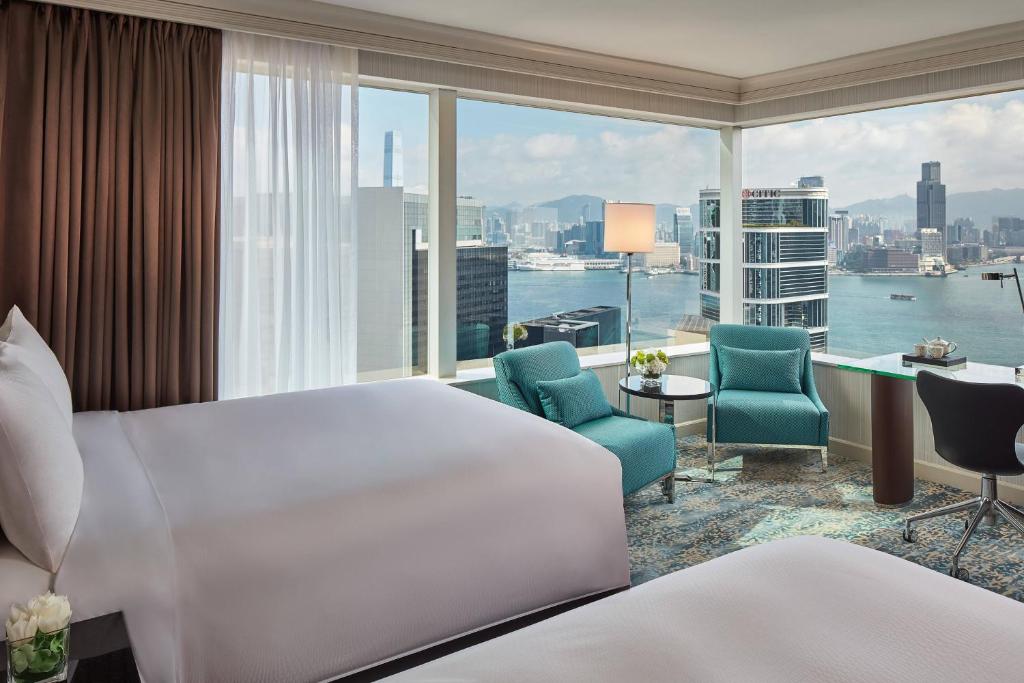 ein Hotelzimmer mit einem Bett und einem großen Fenster in der Unterkunft JW Marriott Hotel Hong Kong in Hongkong