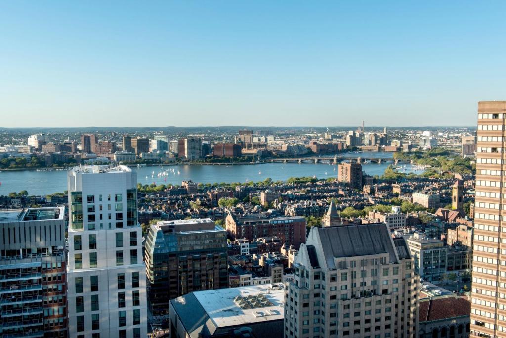 une vue aérienne sur une ville avec des bâtiments dans l'établissement Boston Marriott Copley Place, à Boston
