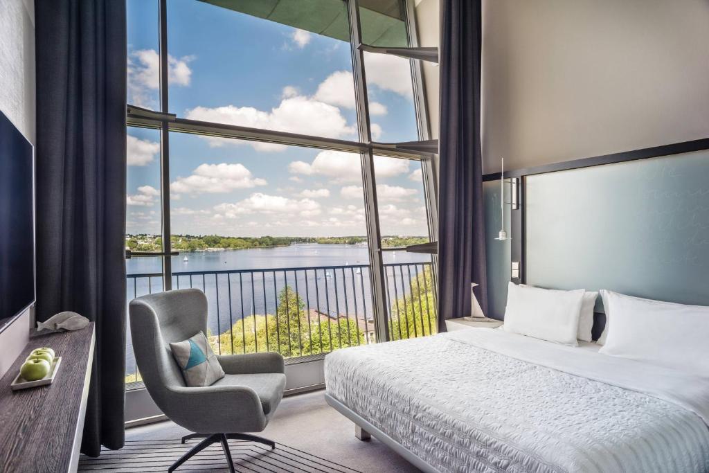 
Duplex Lake Suite, Bi-level Suite, Alster view
