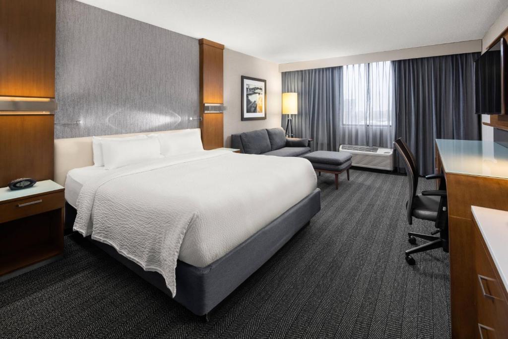 Courtyard by Marriott Minneapolis Downtown photo