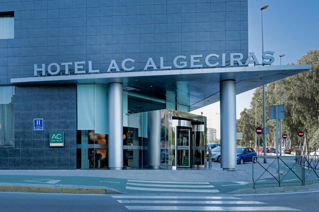 una señal de hotel aglezlez en el lateral de un edificio en AC Hotel Algeciras by Marriott en Algeciras
