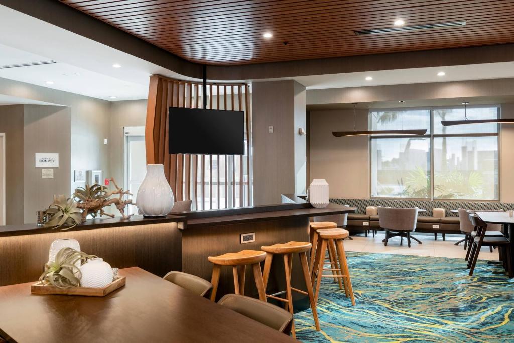 TV a/nebo společenská místnost v ubytování SpringHill Suites by Marriott Cape Canaveral Cocoa Beach