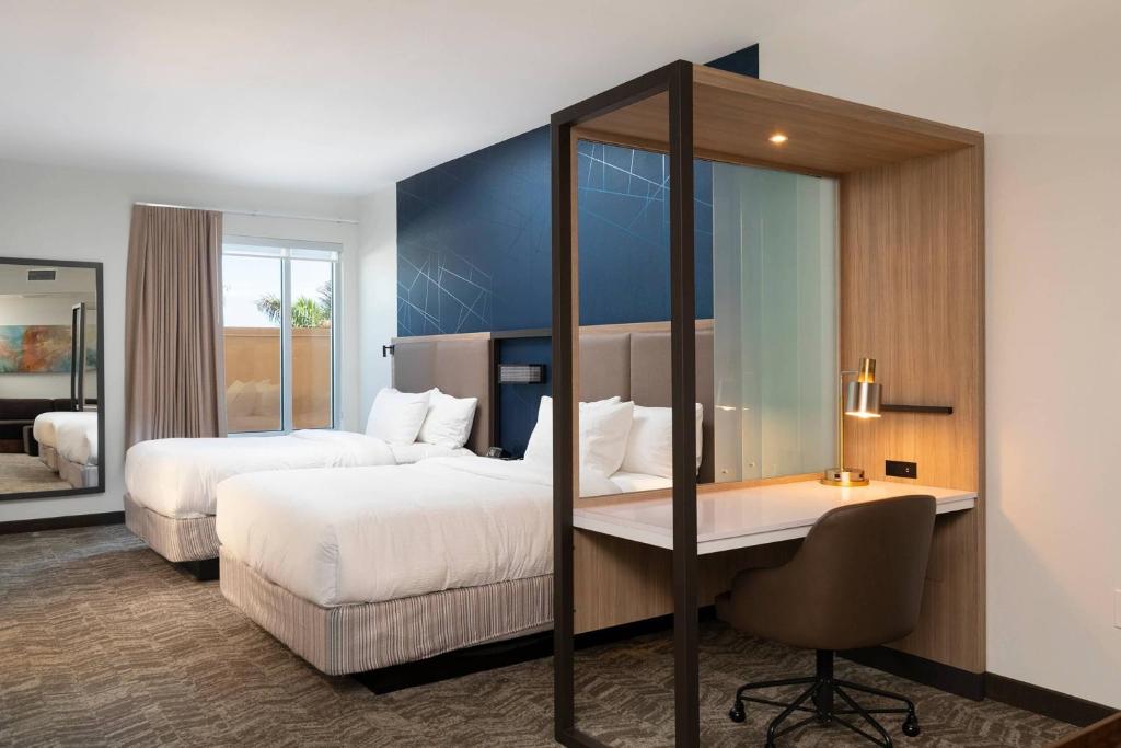 Postel nebo postele na pokoji v ubytování SpringHill Suites by Marriott Cape Canaveral Cocoa Beach