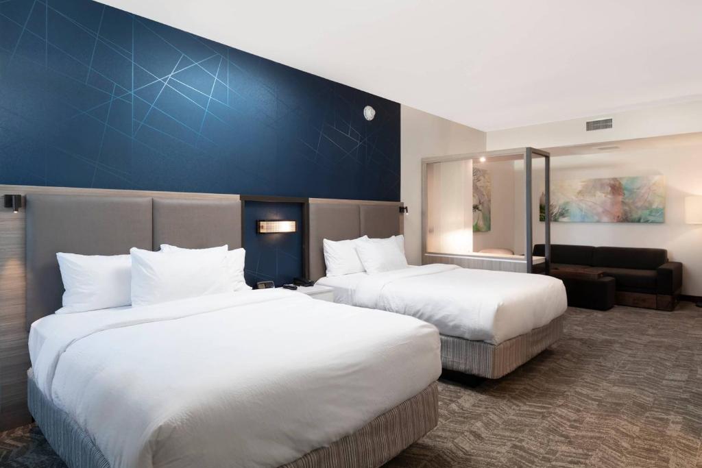 Postel nebo postele na pokoji v ubytování SpringHill Suites by Marriott Cape Canaveral Cocoa Beach