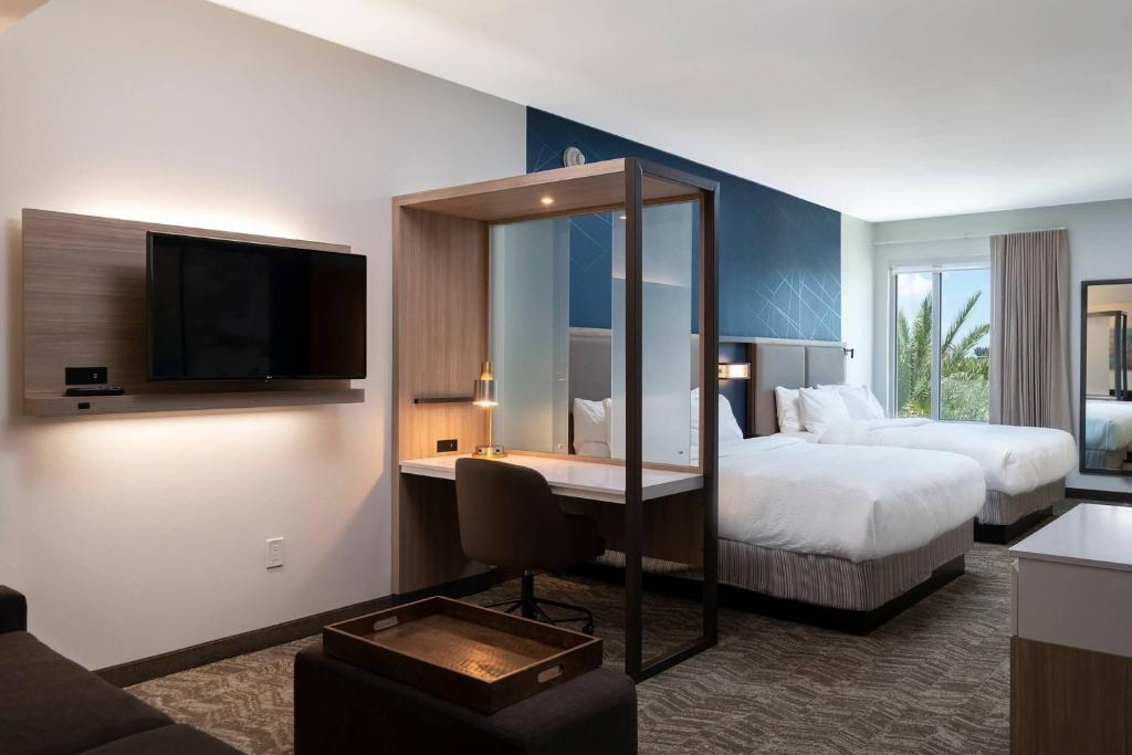 Postel nebo postele na pokoji v ubytování SpringHill Suites by Marriott Cape Canaveral Cocoa Beach