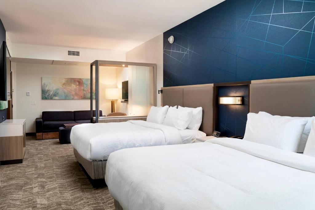 Postel nebo postele na pokoji v ubytování SpringHill Suites by Marriott Cape Canaveral Cocoa Beach