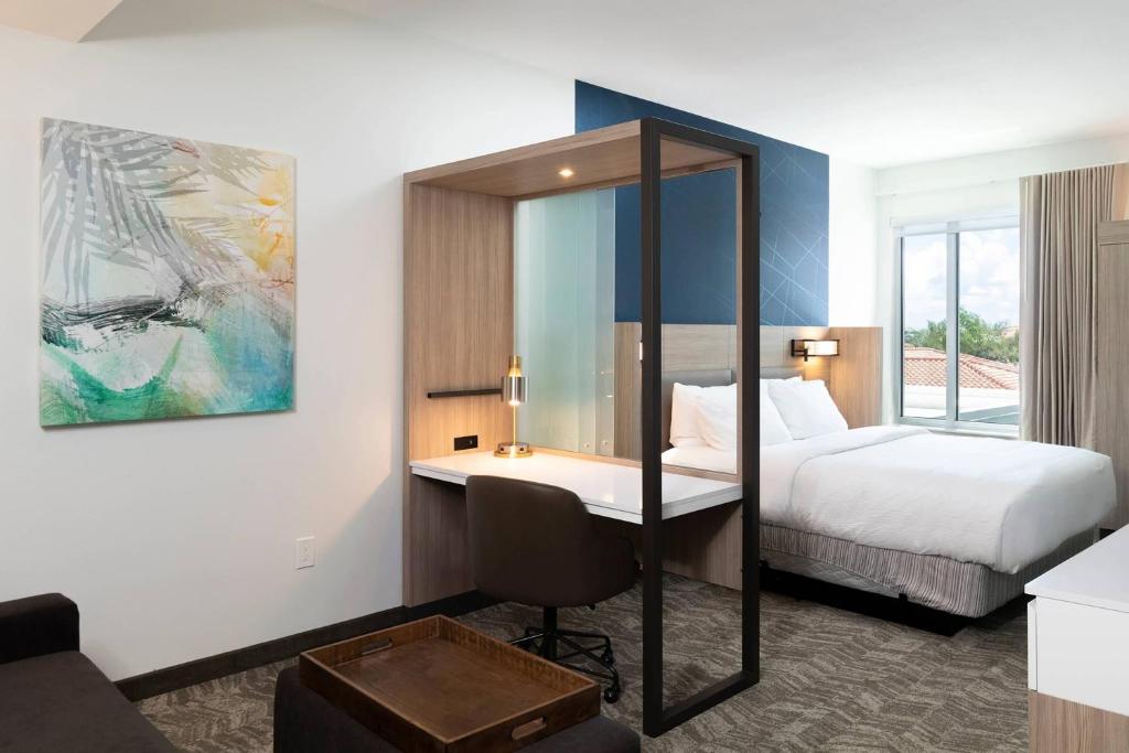 Postel nebo postele na pokoji v ubytování SpringHill Suites by Marriott Cape Canaveral Cocoa Beach