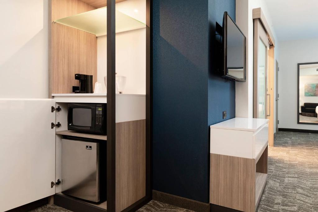 Kuchyň nebo kuchyňský kout v ubytování SpringHill Suites by Marriott Cape Canaveral Cocoa Beach