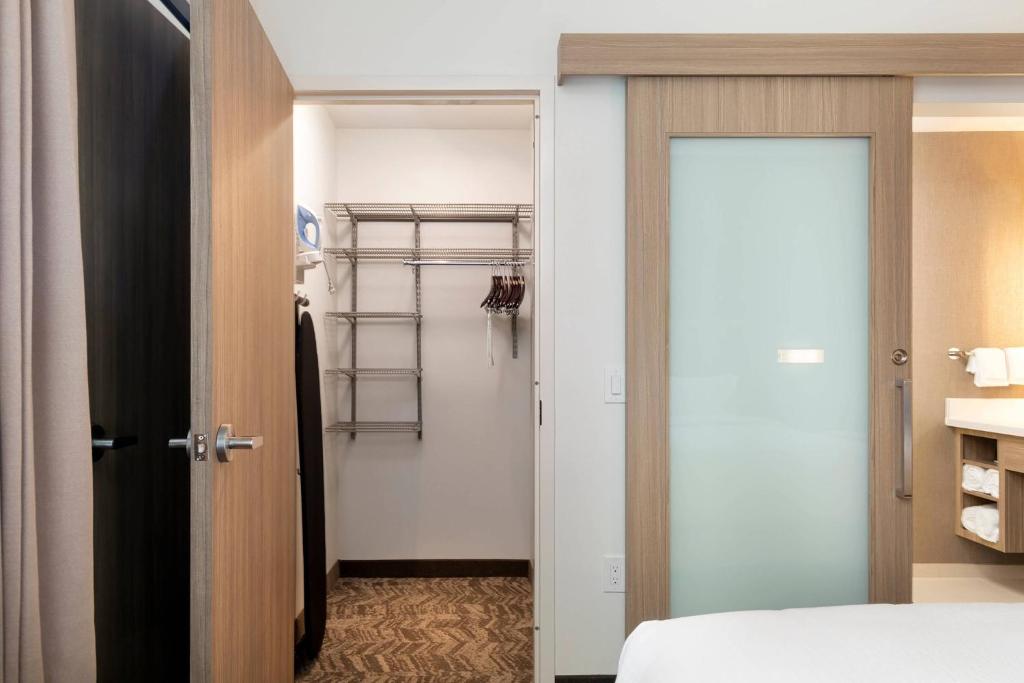 Postel nebo postele na pokoji v ubytování SpringHill Suites by Marriott Cape Canaveral Cocoa Beach