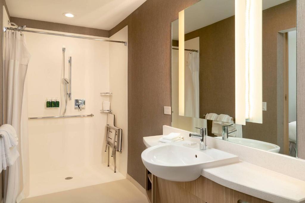 Koupelna v ubytování SpringHill Suites by Marriott Cape Canaveral Cocoa Beach