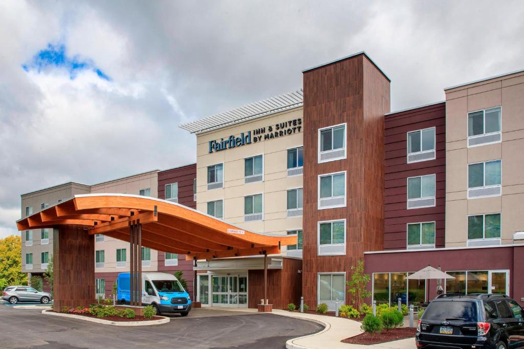 un hôpital avec un grand bâtiment avec des voitures garées à l'extérieur dans l'établissement Fairfield Inn & Suites by Marriott Philadelphia Valley Forge/Great Valley, à Berwyn