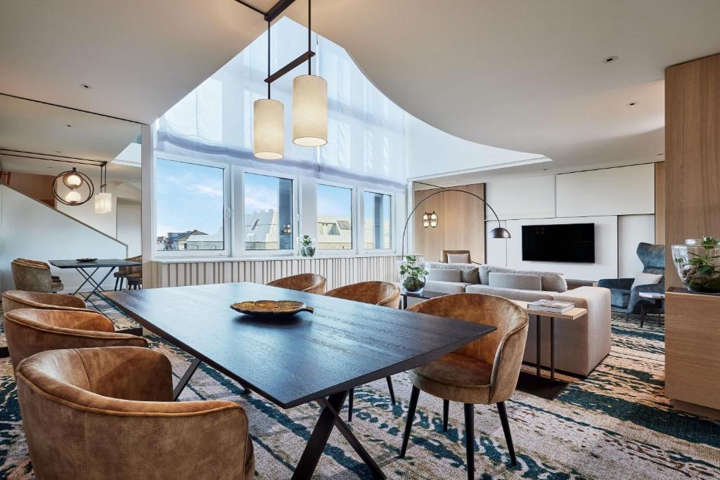 Uma TV ou centro de entretenimento em The Westin Grand Frankfurt