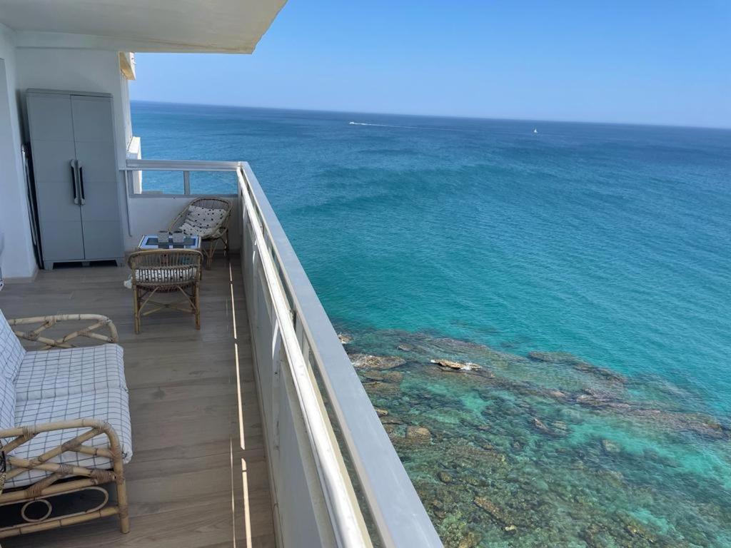 uma varanda com vista para o oceano em Maravilloso apartamento en primera línea de playa. em Torreguadiaro