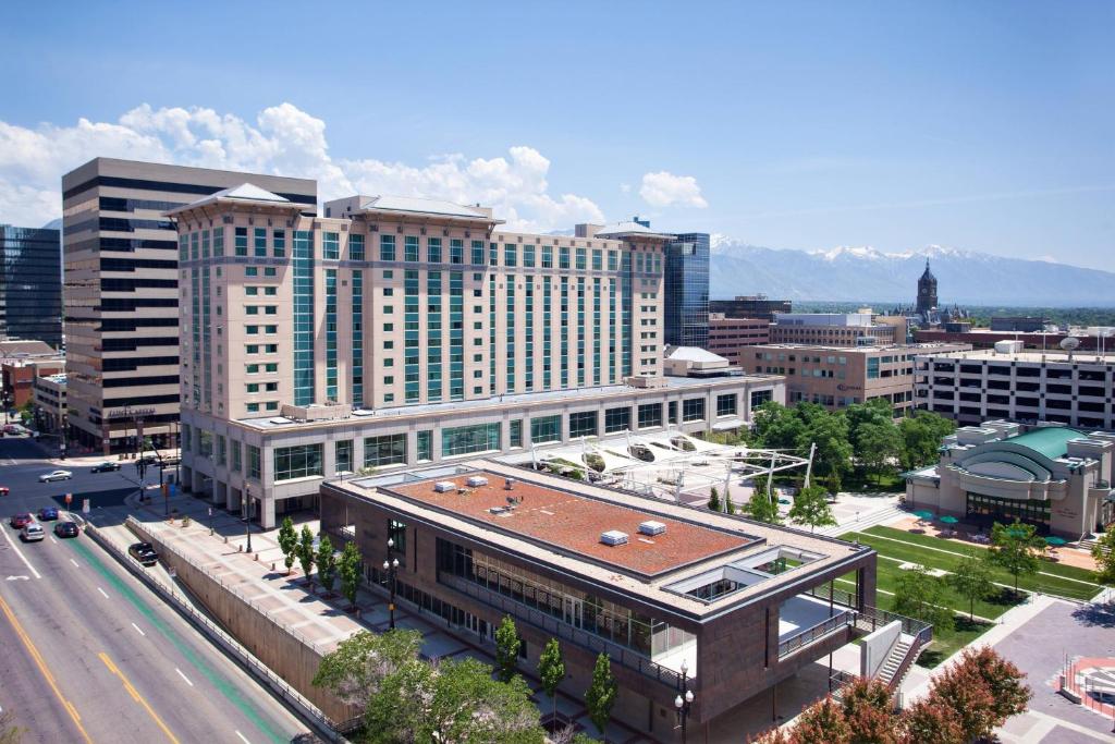 Blick auf eine Stadt mit Gebäuden und einer Straße in der Unterkunft Marriott Salt Lake City Center in Salt Lake City