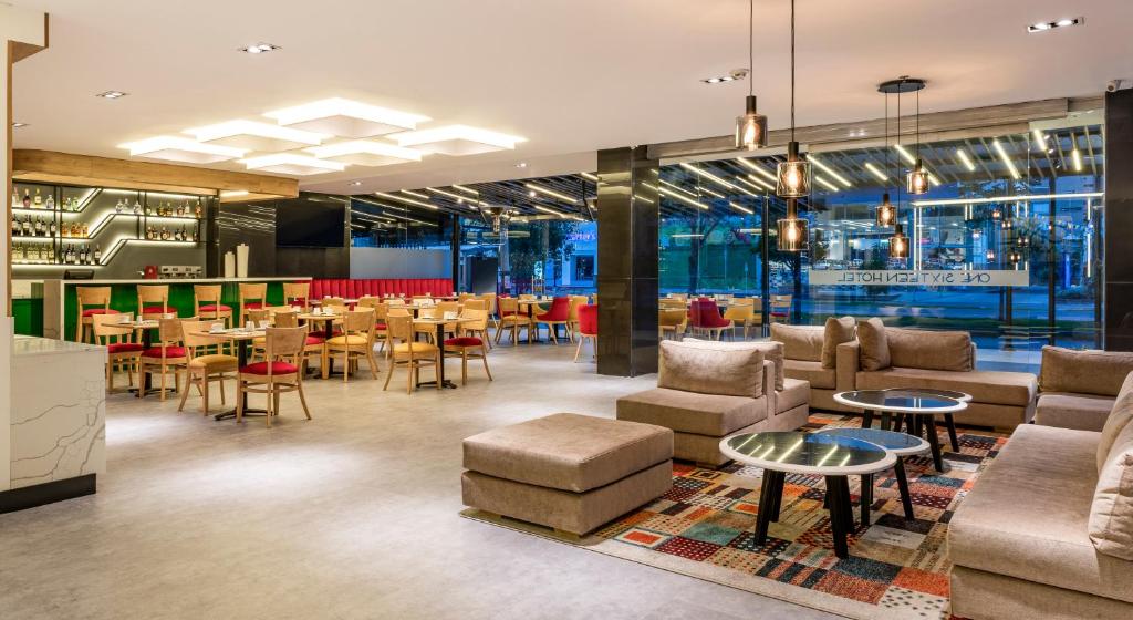 Posezení v ubytování One Sixteen Hotel