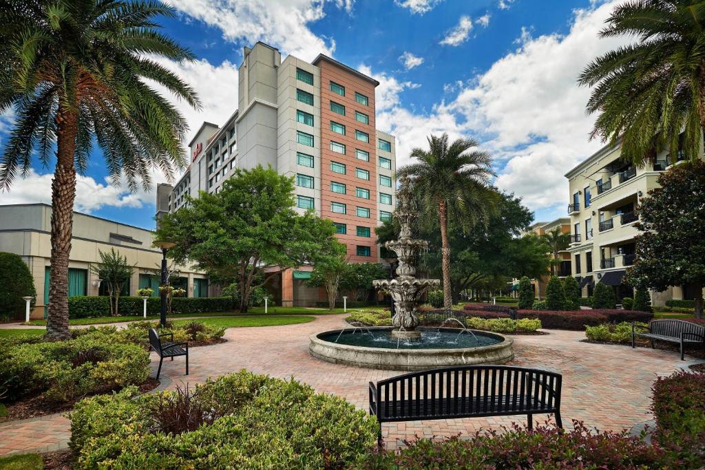 um parque com uma fonte em frente a um edifício em Orlando Marriott Lake Mary em Lake Mary