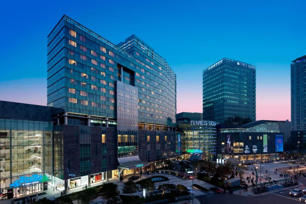 Blick auf eine Stadt mit hohen Gebäuden in der Unterkunft Courtyard By Marriott Seoul Times Square in Seoul