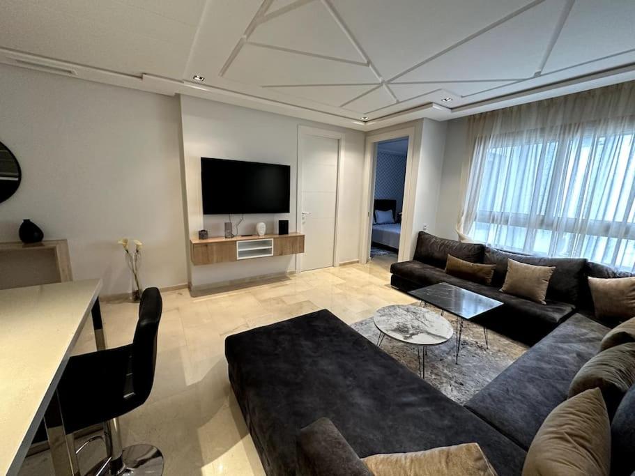 una sala de estar con un sofá y una mesa en MODERNE, LUXUEUX et FRONT DE MER, en Tánger