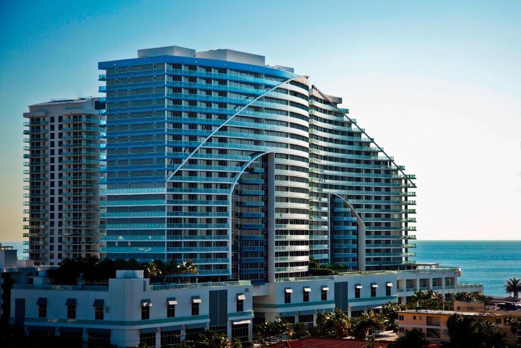 um grande edifício azul com um telhado curvado em W Fort Lauderdale em Fort Lauderdale