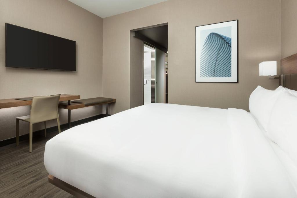 Postel nebo postele na pokoji v ubytování AC Hotel by Marriott New York Times Square