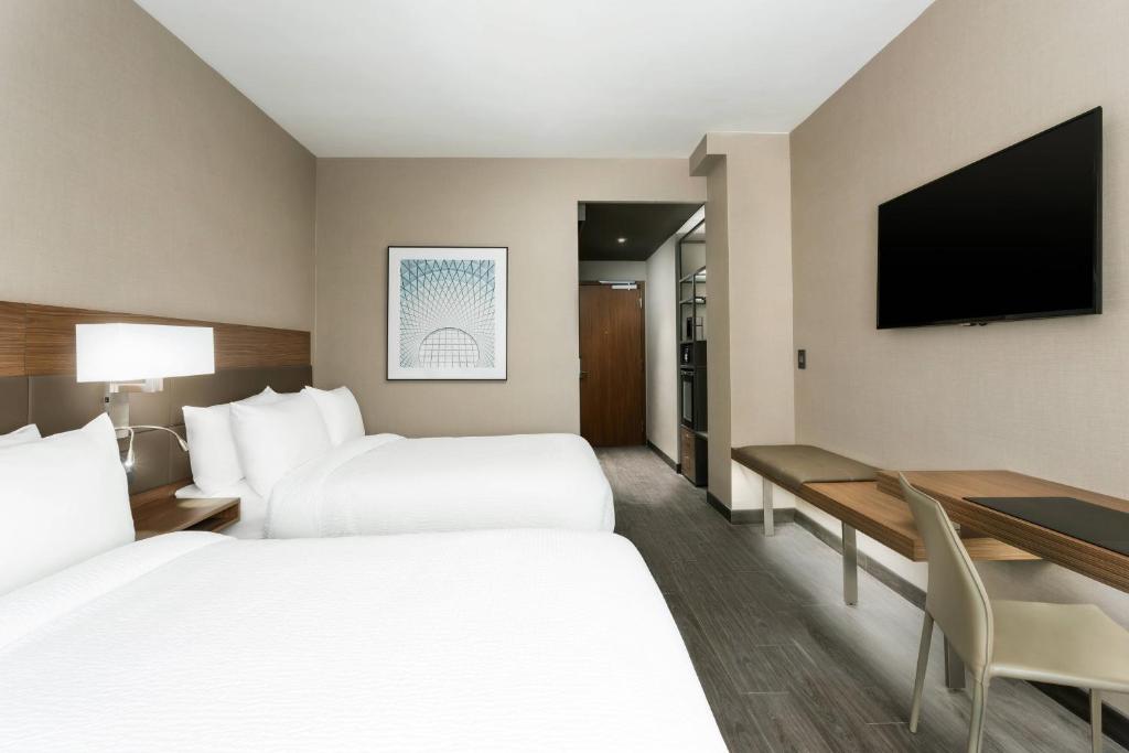 TV a/nebo společenská místnost v ubytování AC Hotel by Marriott New York Times Square
