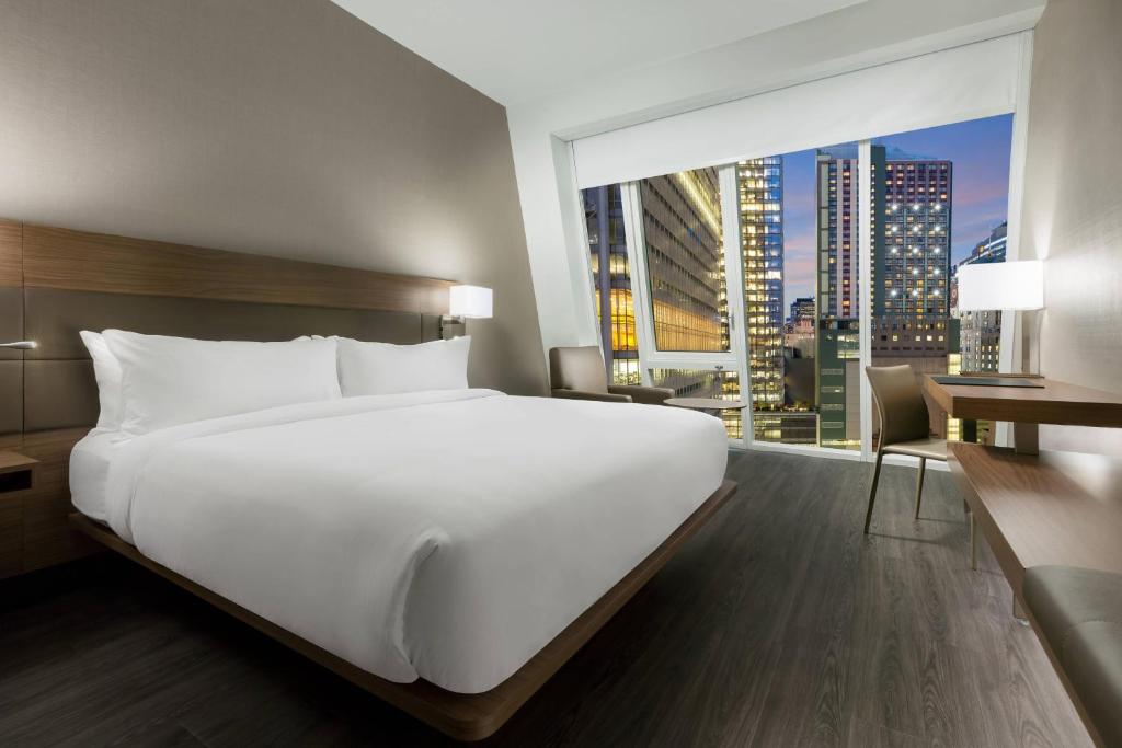 Postel nebo postele na pokoji v ubytování AC Hotel by Marriott New York Times Square