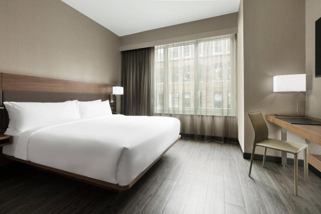 Postel nebo postele na pokoji v ubytování AC Hotel by Marriott New York Times Square