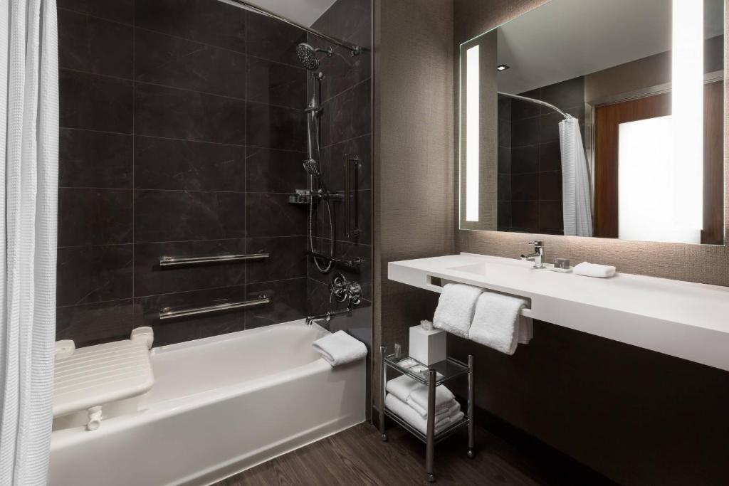 Koupelna v ubytování AC Hotel by Marriott New York Times Square
