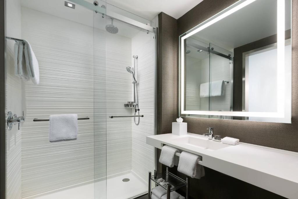 Koupelna v ubytování AC Hotel by Marriott New York Times Square