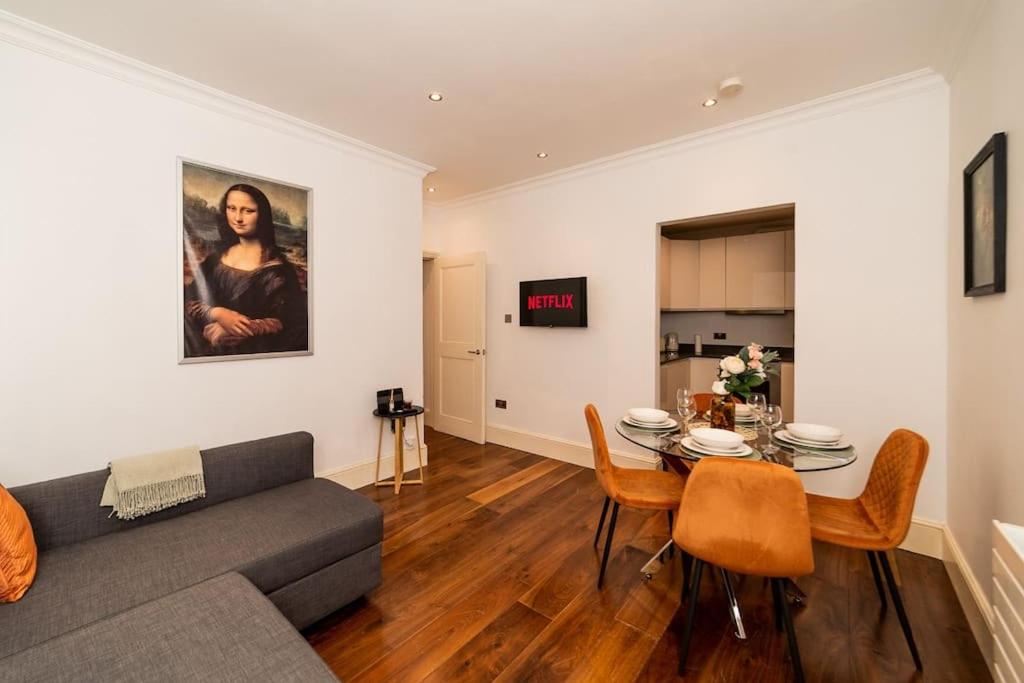 a living room with a couch and a table at [Covent Garden-British Museum] Apartment London in London