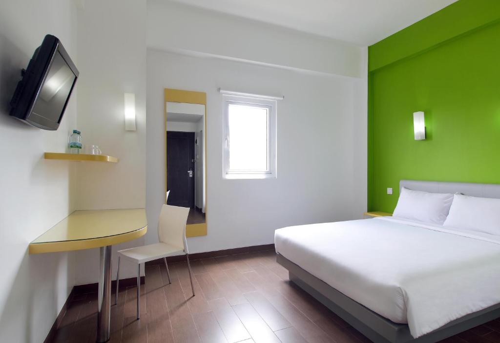 Postel nebo postele na pokoji v ubytování Amaris Hotel Bekasi Barat