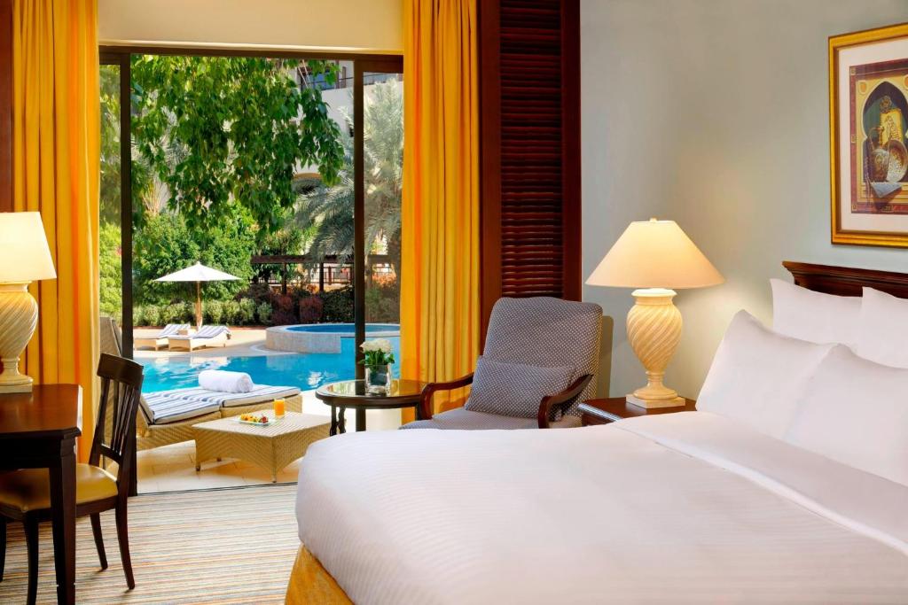 Bazén v ubytování Dead Sea Marriott Resort & Spa nebo v jeho okolí
