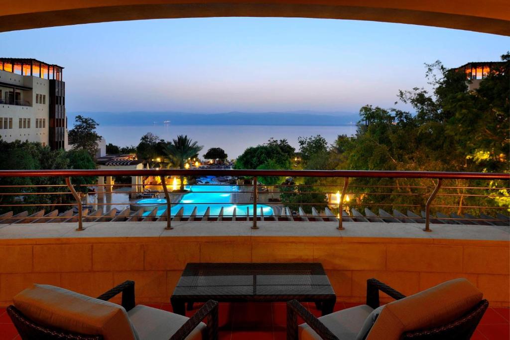 Bazén v ubytování Dead Sea Marriott Resort & Spa nebo v jeho okolí