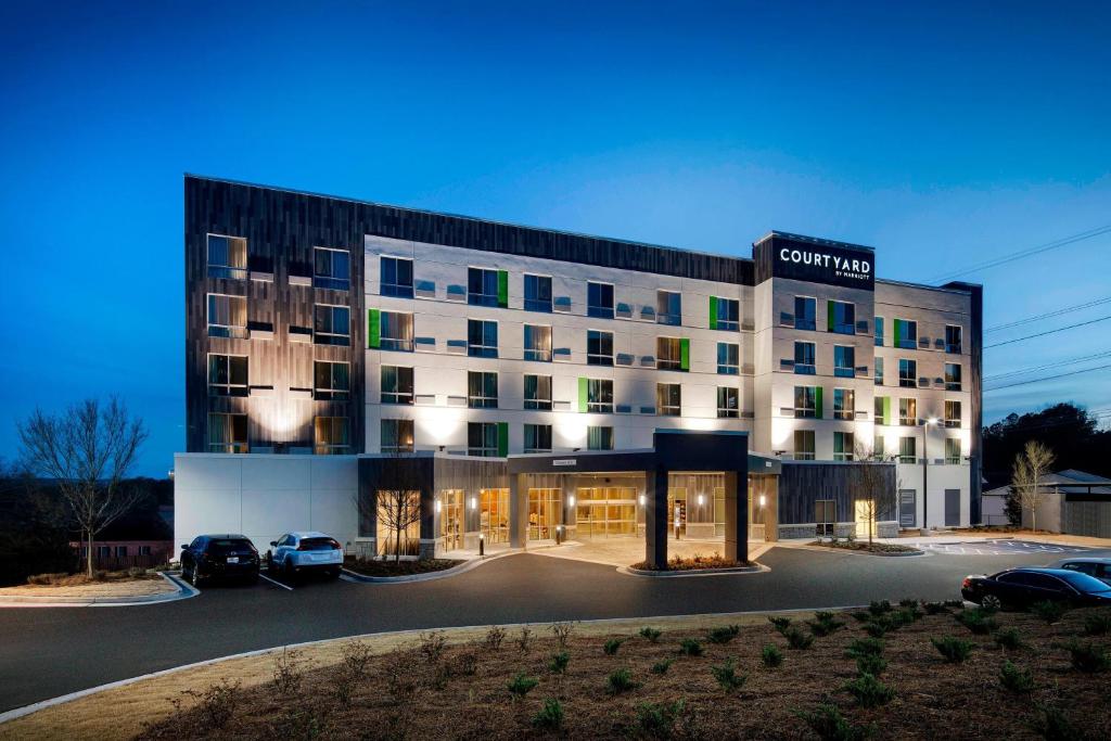 a hotel with cars parked in a parking lot at Courtyard by Marriott Atlanta Vinings/Galleria in Atlanta