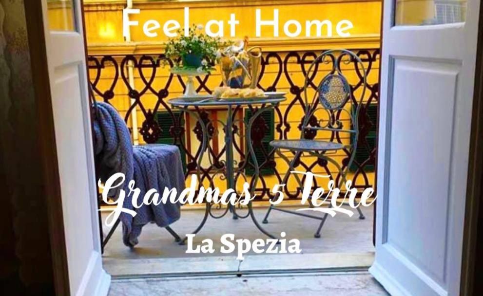 una porta con vista su un tavolo e sedie. di Grandmas 5 terre a La Spezia