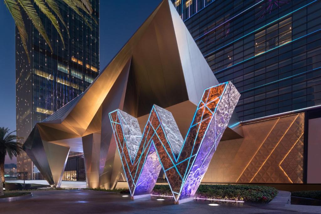 长沙长沙 W 酒店的夜幕在建筑物前的雕塑