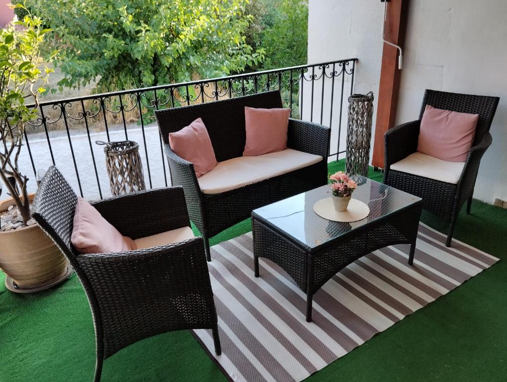 Un patio con sillas y una mesa en el balcón. en Little Lotus Apartment, en Vamos