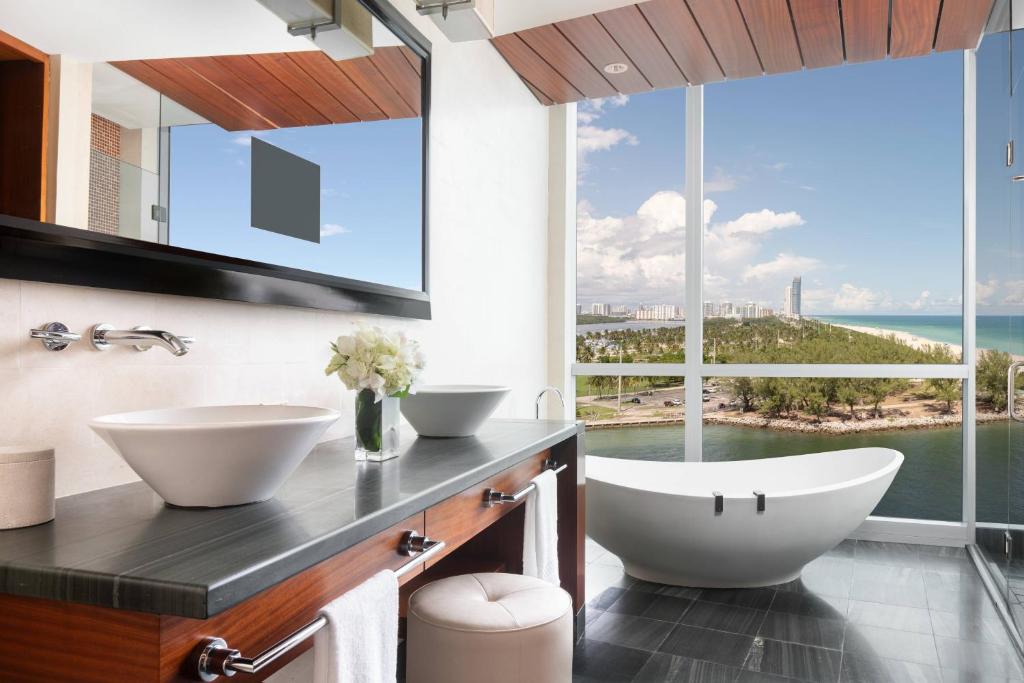 Koupelna v ubytování The Ritz-Carlton Bal Harbour, Miami
