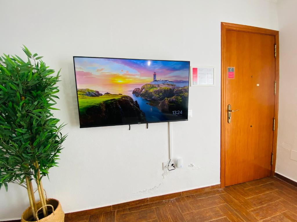 Televízia a/alebo spoločenská miestnosť v ubytovaní Charming Zahara de los Atunes